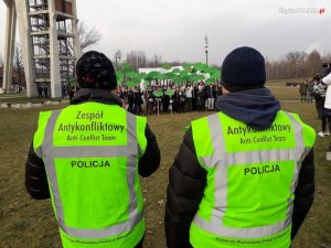 Policjanci z Zespołu Antykonfliktowego podczas zabezpieczenia zgromadzenia