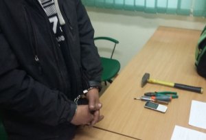 Wrocławskie policjantki w czasie wolnym od służby zatrzymały samochodowego włamywacza