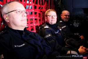 Wnętrze samolotu, a pierwszym planie Komendant-Rektor WSPol w Szczytnie insp. dr Marek Fałdowski, na drugim planie Komendant Wojewódzki Policji w Szczecinie nadinsp. Jacek Cegieła i komendant Wojewódzki Policji w Łodzi insp. Andrzej Łapiński
