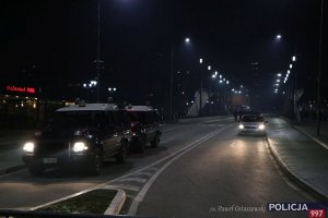 Na zdjęciu widać ulicę nocą, na pierwszym planie 2 radiowzy