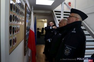 Na zdjęciu oficerowie zapoznają się z wystawą na terenie jednostki w Kosowie