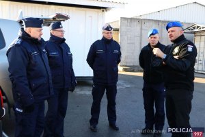 Teren koszar, policjant i goście dyskutują