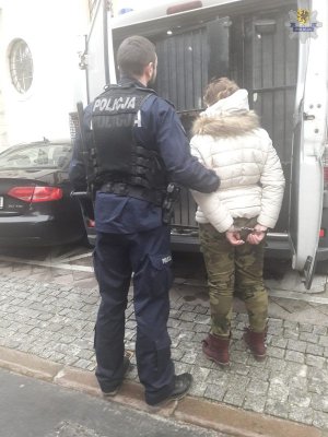 policjant z zatrzymaną