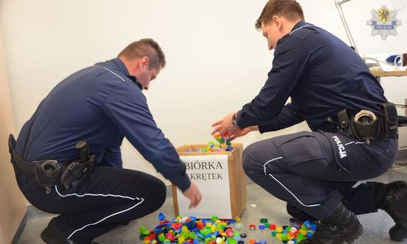 policjanci z nakrętkami