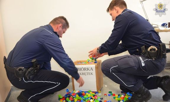 policjanci z nakrętkami