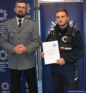 Na zdjęciu Komendant Powiatowy Policji nadkom. Paweł Urbańczyk oraz nagrodzony sierż. Krystian Monastyrski.