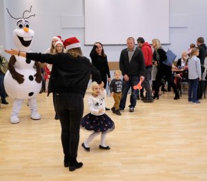 Dziewczynka tańczy z mamą