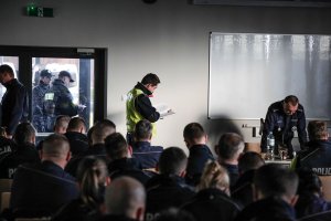 odprawy do służby policjantów prewencji, ruchu drogowego, SPAP i innych w ramach zabezpieczenia COP24 oraz wyjazd w teren i służba na mieście