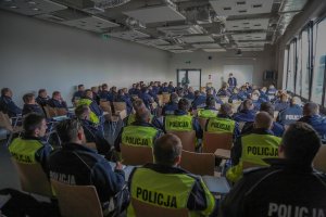 odprawy do służby policjantów prewencji, ruchu drogowego, SPAP i innych w ramach zabezpieczenia COP24 oraz wyjazd w teren i służba na mieście