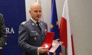Na zdjęciu gen.insp. Jarosław Szymczyk Komendant Główny Policji prezentuje medal Zasłużony dla Prokuratury RP