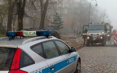 policyjny radiowóz i auto saperów