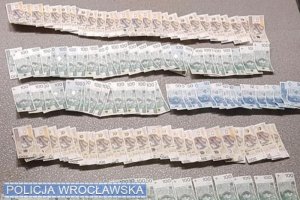 policjanci zabezpieczyli blisko 10 tys. porcji narkotyków, broń pneumatyczną i tabletki niewiadomego pochodzenia