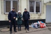 policjanci przekazali karmę i koce dla bezdomnych zwierząt