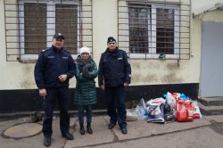 policjanci przekazali karmę i koce dla bezdomnych zwierząt