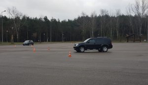 policjanci w trakcie ćwiczeń