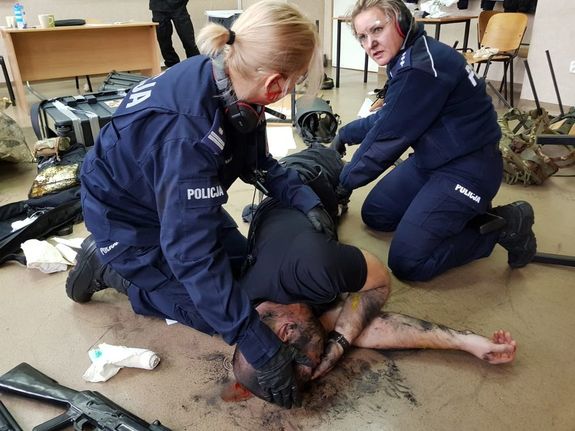 policjanci w trakcie ćwiczeń