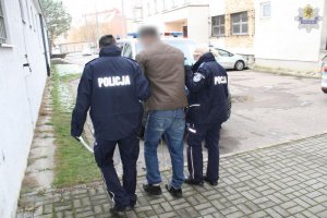 policjanci z zatrzymanym