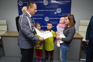mała Jagódka odwiedziła Komendę Miejską Policji w Tarnowie, gdzie spotkała się z policjantami i swoimi rówieśnikami, którzy jej pomagają