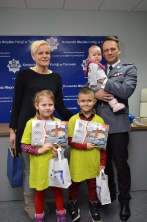 mała Jagódka odwiedziła Komendę Miejską Policji w Tarnowie, gdzie spotkała się z policjantami i swoimi rówieśnikami, którzy jej pomagają