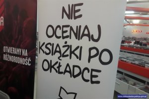 nie oceniaj książki po okładce - plakat