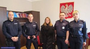 policjanci z żoną poszkodowanego