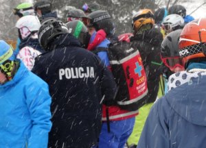 policjanci na stoku narciarskim