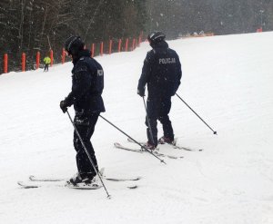 policjanci na stoku narciarskim