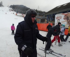 policjanci na stoku narciarskim