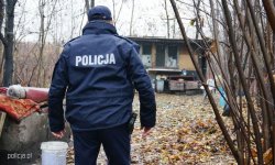 policjant odwiedza miejsce gromadzenia się osób bezdomnych