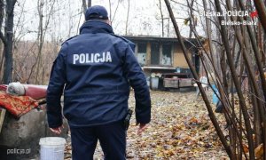 policjant odwiedza miejsce gromadzenia się osób bezdomnych