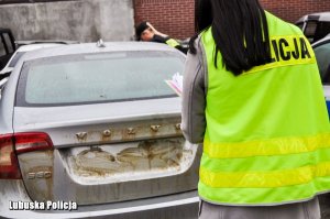 policjantka przy odzyskanym samochodzie