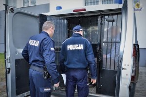 policjanci przy radiowozie