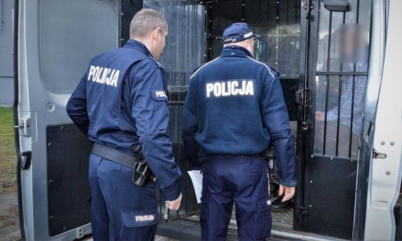 policjanci przy radiowozie