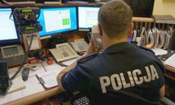 policjant dyżurny odbiera telefon