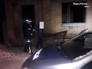 Dzielnicowi uratowali bezdomnego przed zamarznięciem