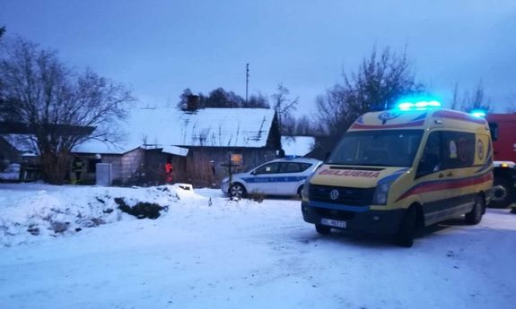 zabudowania, policyjny radiowóz i karetka