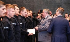 policjanci podczas uroczystości ślubowania