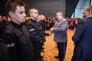 policjanci podczas uroczystości ślubowania