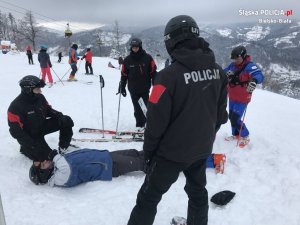 Policyjne patrole narciarskie na stokach Podbeskidzia