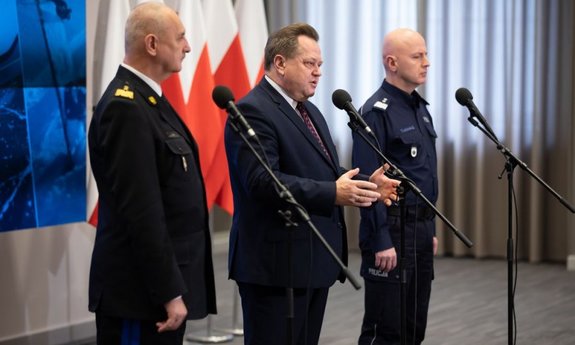 Briefing prasowy w MSWiA - wiceminister Jarosław Zieliński i komendanci Policji i Straży Pożarnej