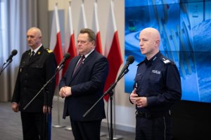 Wiceminister SWiA Jarosław Zieliński podczas briefingu wraz z Komendantem Głównym Policji gen.insp. Jarosławem Szymczykiem oraz Komendantem Głównym Państwowej Straży Pożarnej gen. bryg. Leszek Suskim. Przemawia szef Policji.