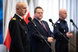 Wiceminister SWiA Jarosław Zieliński podczas briefingu wraz z Komendantem Głównym Policji gen.insp. Jarosławem Szymczykiem oraz Komendantem Głównym Państwowej Straży Pożarnej gen. bryg. Leszek Suskim. Przemawia szef Straży Pożarnej.