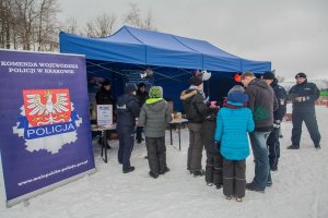 Kręcie mnie bezpieczeństwo na stoku - Kasina - stoisko policji i baner KWP w Krakowie