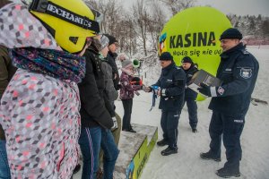 Kręcie mnie bezpieczeństwo na stoku - Kasina - zwycięzcy na podium odbierają nagrody