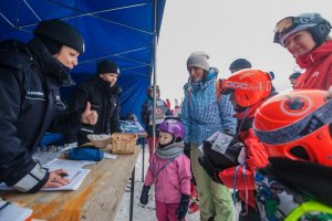 Kręcie mnie bezpieczeństwo na stoku - Kasina - policjantka gratuluje dzieciom