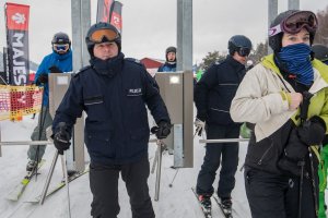 Kręcie mnie bezpieczeństwo na stoku - Kasina - policjanci przy kołowrotkach do wyciągu