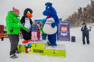 Kręcie mnie bezpieczeństwo na stoku - Kasina - dzieci z policyjnymi maskotkami na podium