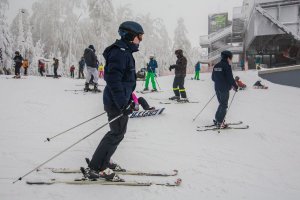 Kręcie mnie bezpieczeństwo na stoku - Kasina - policjanci na nartach zjeżdżają do stacji końcowej wyciągu