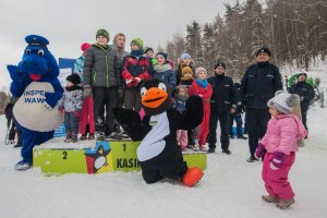 Kręcie mnie bezpieczeństwo na stoku - Kasina - dzieci i młodzież na podium z policyjnymi maskotkami, zdjęcie grupowe