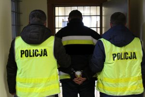 policjanci prowadzą zatrzymanego